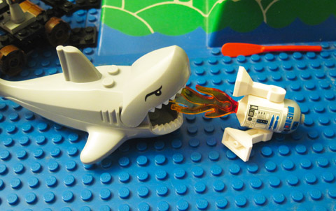 Lego R2-D2 Battles Shark Lego R2-D2 Battles Shark